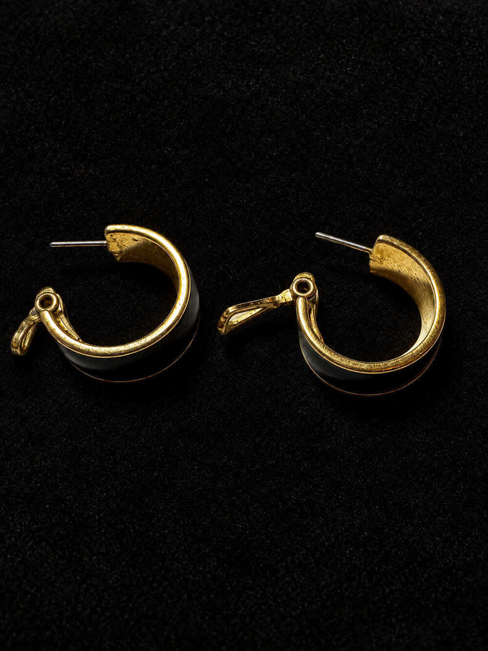 ⚜️ Gold-Tone & Black Enamel Hoop Earrings | Classic | Post 💗